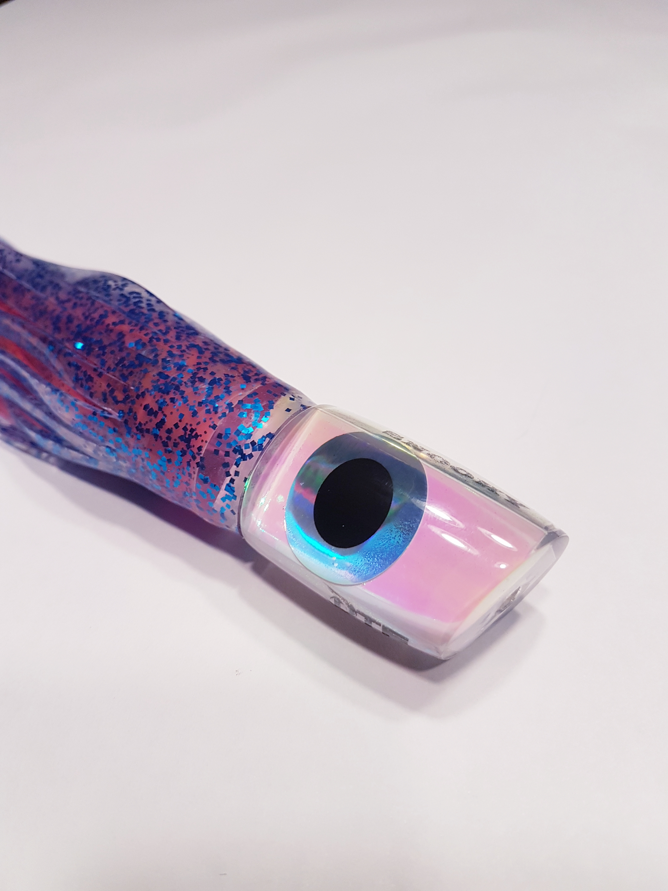 SNOOKY This lure is happy in any position.
Though our pick is short corner or the
shotgun. It has a sharp darting motion
followed by a deep dive and long
bubble trail. Perfect for provoking an
aggressive bite!